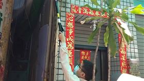 防疫人員於高雄市前鎮區執行孳生源查核，運用磯玉柄協助民眾檢視家戶外遮雨棚是否有積水產生孑孓或蚊卵。（圖／疾病管制署提供）