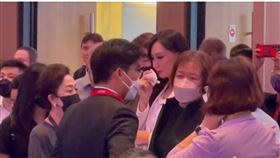 代表台灣參加亞洲環球小姐選美的佳麗高曼容因中國打壓無法上台而落淚。（圖／擷取自余宛如臉書)