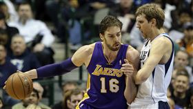 ▲加索（Pau Gasol）和諾威斯基（Dirk Nowitzki）。（圖／美聯社／達志影像）