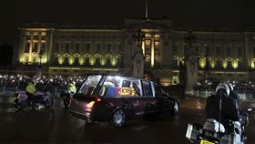 英國女王伊麗莎白二世菱車抵達白金漢宮（圖／美聯社／達志影像）