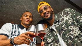 ▲威斯布魯克（Russell Westbrook）替安東尼（Carmelo Anthony）紅酒品牌站台。（圖／翻攝自甜瓜IG）