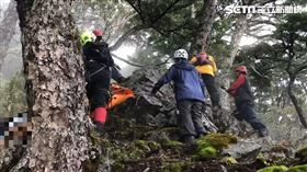 台中和平區池有山，三岔營地，陳伯均法官，失足墜落，70米峭壁 ，運送遺體，驚險(圖／台中市消防局提供)