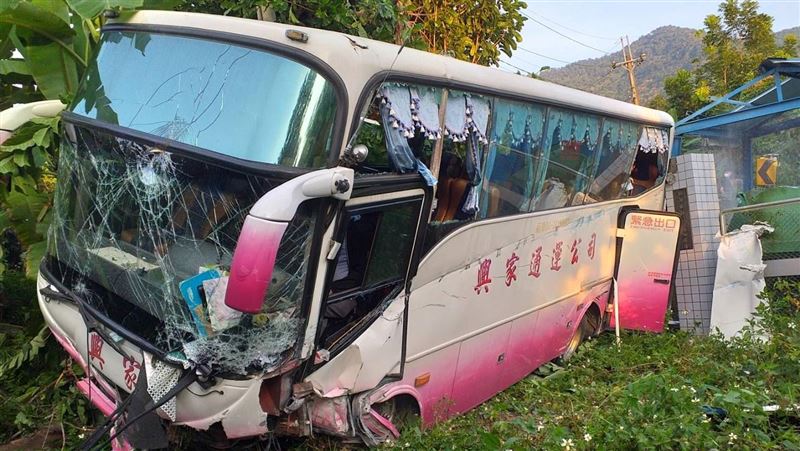 台南遊覽車衝下坡　乘客：根本沒煞車