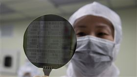 地緣政治升溫 半導體成兵家必爭策略產業地緣政治升溫，半導體產業成為兵家必爭的策略性產業，美國、歐洲等紛紛推在地製造。圖為晶圓產品。中央社記者謝佳璋攝  111年9月11日