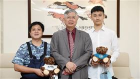 輔大哲學博士生鄭凱倫、校長江漢聲、醫學系大五生林佑叡（左至右）。（圖／輔大提供）