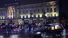 英國女王伊麗莎白去世後，抬著棺材的靈車抵達白金漢宮（圖／路透社／達志影像）