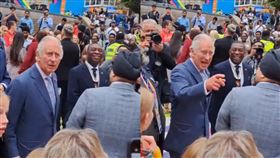 英國國王查爾斯，被路人邀喝一杯，反應超幽默。（圖／翻攝自TikTok）
https://www.tiktok.com/@andrewgould6/video/7125475716367420678?is_copy_url=1&is_from_webapp=v1