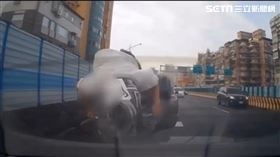 新生高架重機騎士遭兩車夾擊之後，再遭第三車輾過。（圖／翻攝畫面）