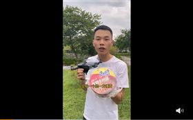 中國無人機玩家稱「有粉絲想要他用無人機給金門的小兵哥空投一個『統一』方便麵」，因此進行模擬測試，結果遭中國網友砲轟白痴。（圖／翻攝自微博影片）

