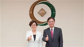 在第一銀行董事長邱月琴（左）的指導與帶領下，總經理李嘉祥（右）期許全體同仁齊心協力，再創高峰。（圖／第一銀行提供）