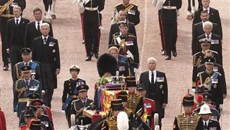 女王移靈王室子孫步行陪　瞻仰人潮曝