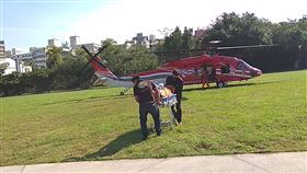 台北地院法官陳伯均墜谷身亡，直升機吊掛成功，降落東勢河濱公園。（圖／民眾提供）