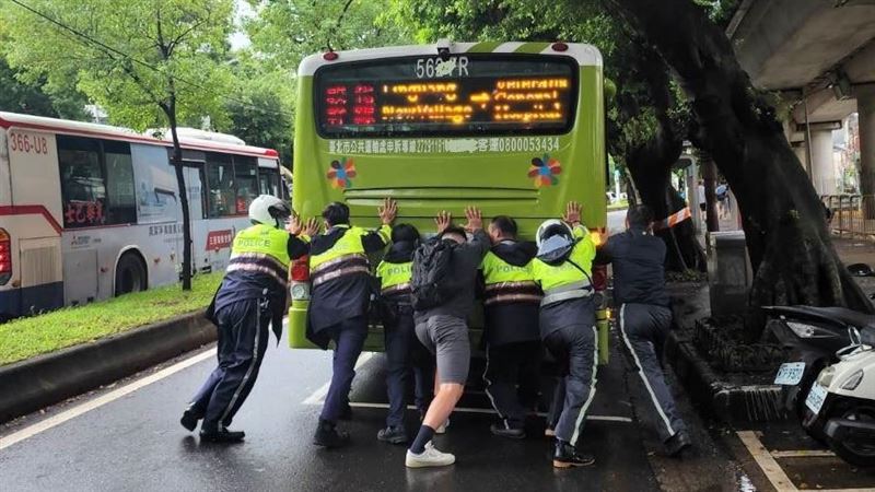 用力！猛警「徒手推」排除故障公車