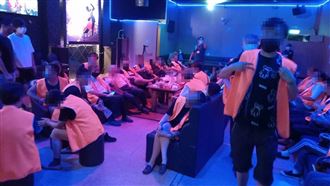 攻堅畫面曝！賭客奔逃　警：你跑不掉