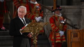 英王首場國會演說  宣示效法女王恪盡職守英王查爾斯三世10日登基，12日首度在國會發表演說，他重申將維護憲政原則，並效法8日辭世的女王伊麗莎白二世，無私恪盡職守。（英國國會/Jessica Taylor提供）中央社記者陳韻聿倫敦傳真 111年9月13日