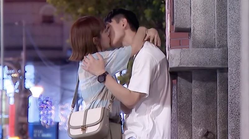 連晨翔「夜市激吻她」親密互動全被拍