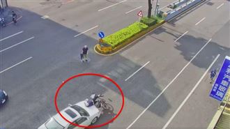 老人撞老人！鐵馬阿嬤穿越馬路被撞飛