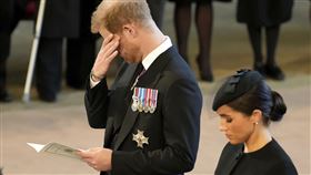 悲痛送走女王！哈利哭完「離場1動作」再掀眾怒：成熟一點 美聯社