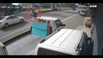 老婦圖方便穿越馬路　遭直行車撞飛