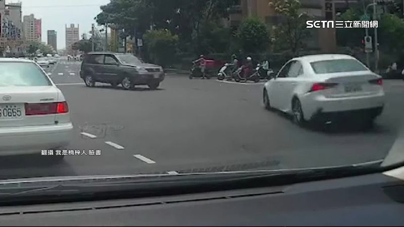 路口搶黃燈！轎車急閃撞待轉區2騎士