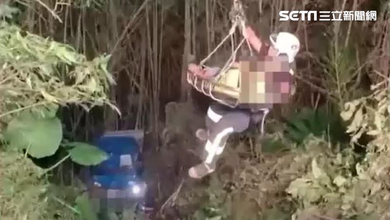 三峽小貨車墜邊坡！2男吊掛驚險獲救