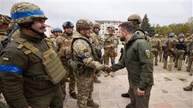 烏克蘭總統澤倫斯基（前右）14日前往烏軍從俄羅斯手中收復的戰略城市伊久姆向官兵致意，矢言烏克蘭將取得勝利。（圖／翻攝自facebook.com/zelenskiy.official）
