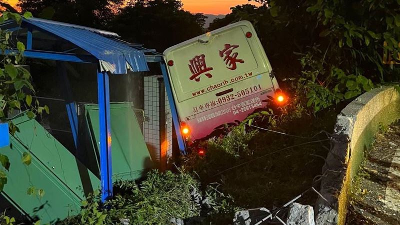梅嶺中巴翻覆！不到1公里曾22人亡