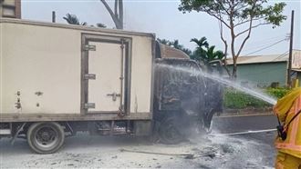 死亡車禍　闖紅燈貨車撞飛母子害1死