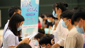 降低失業率 中國南方科大建議允許更多學生延畢為降低失業率，陸媒31日報導，中國南方科技大學代理副校長金李建議教育部，允許更多學生延畢並保留應屆畢業生身分。圖為29日，南京航空航天大學舉辦促就業交流招聘會。（中新社提供）中央社 111年5月31日