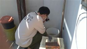 防疫人員於高雄市前鎮區執行孳生源查核，協助民眾檢視家中容器是否有積水產生孑孓或蚊卵（圖／疾病管制署提供）