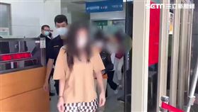 台北市萬華分局搗破養生館，當場查獲女負責人、4名外籍按摩妹及4名男客等9人到案。（圖／翻攝畫面）