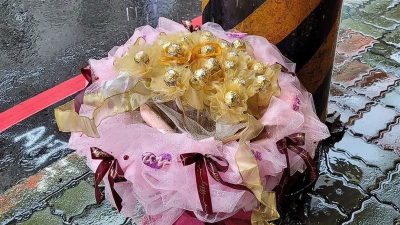 路邊「心碎」一幕　萬人秒懂：有故事