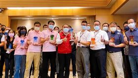 「2022國家卓越建設獎」，新北市政府共計5個單位30件工程獲獎，14日在新北市政會議獻獎，與市長侯友宜分享榮耀(圖/新北市政府)