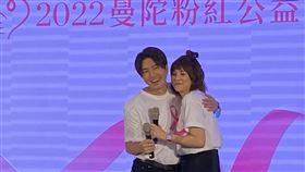 先生衛斯理給朱芯儀一個大擁抱，關愛之情溢於言表。（圖）／記者簡浩正攝影）