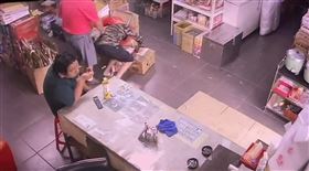 廬山命案，28歲林男，賽德克族，生前影像，頭被當沙包狂毆，商店買酒跌倒，(圖／翻攝畫面)