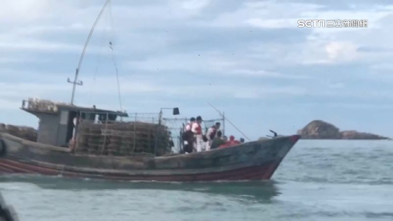 中漁船越界拒檢　海巡隊出動強靠登船