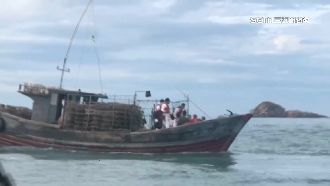 中漁船越界拒檢　海巡隊出動強靠登船