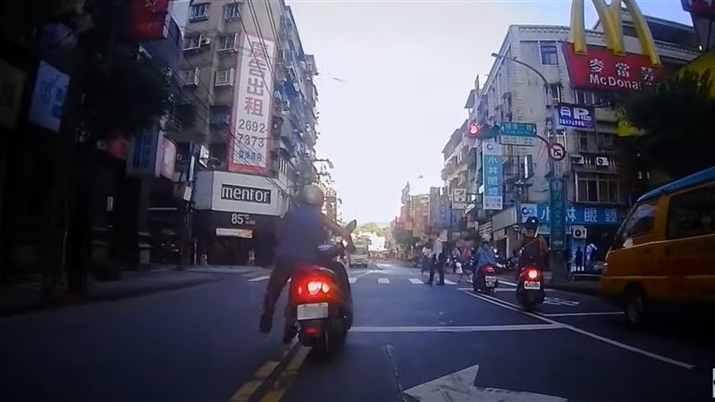 男騎士遇紅燈　9秒熟練操作網跪了