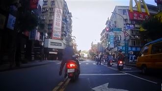 男騎士遇紅燈　9秒熟練操作網跪了