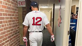 ▲張育成穿上紅襪12號球衣。（圖／翻攝自張育成臉書）