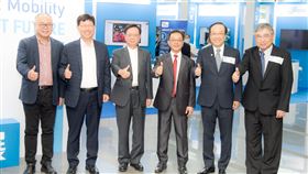 「大交通大未來科技展暨國際論壇」9月14日至16日於南港展覽館盛大舉辦。圖左至右為台灣車聯網產業協會理事長吳盟分、鴻海科技集團董事長劉揚偉、公信電子董事長宣明智、普誠科技董事長姜長安、聯傑國際董事長郝挺、凌陽科技董事長黃洲杰。（圖／交大校友會提供）