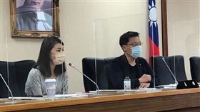 開會討論(圖／顏若芳臉書)