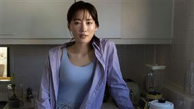 綾瀨遙確診染疫康復後，抽空拍攝罩杯式上衣廣告。（圖／翻攝自Uniqlo官網）