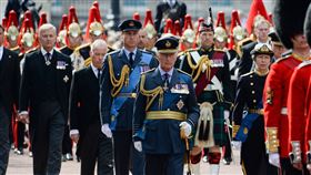 一路護送女王移靈！「最帥護衛」同框威廉王子　（圖／路透社／達志影像）