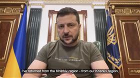 ▲烏克蘭總統澤倫斯基14日晚間傳出發生車禍，現場畫面曝光。而在車禍後，澤倫斯基仍於總統府內例行性發表全國電視談話。（圖／翻攝Zelenskiy offihial IG，翻攝自推特)