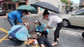 遇騎士自摔！Kolas暖心幫忙撐傘