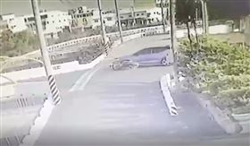 彰化縣鹿港警分局偵查隊一名47歲巡佐前往上班途中出車禍。（圖／翻攝自彰化踢爆網）