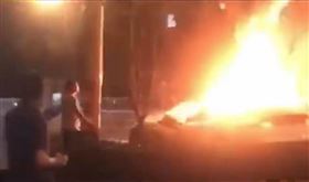 電動車撞護欄起火，車門打不開，富豪被活活燒死。（圖／翻攝自微博）