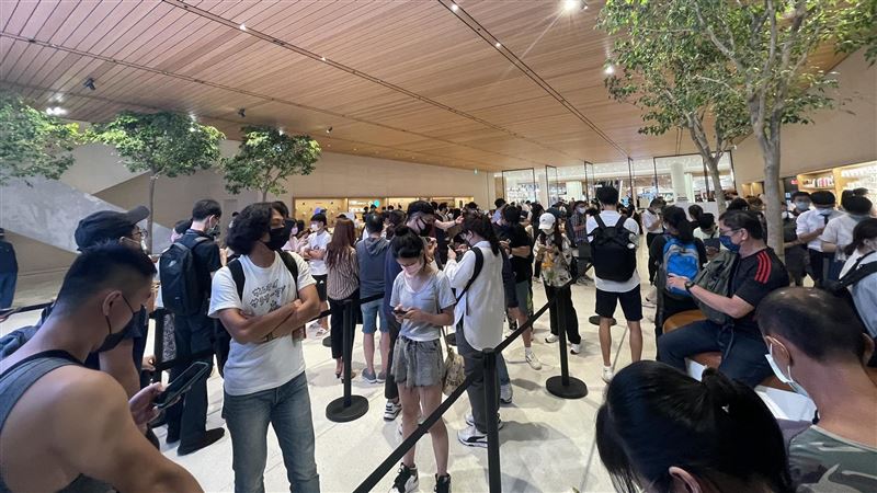 獨／愛瘋14開賣前大爆滿！現場照曝