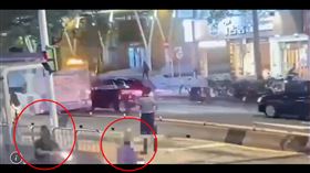 ▲台北市大安區15日晚間發生一起車禍，一名71歲王姓老翁（紅圈）疑在羅斯福路三段，從公車專用道穿越道對向時，遭一劉姓機車騎士（左紅圈）煞車不及撞上，老翁頭部重創，當場沒有生命跡象，送醫急救後仍宣告不治。（圖／翻攝畫面）